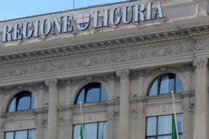 Foto AR studio 6 - LaPressecronaca09 05 2013 GenovaGenova, Tragedia in porto, oggi lutto cittadinoProtesta dei lavoratori portuali con tensione nella Foto il palazzo della Regione Liguria